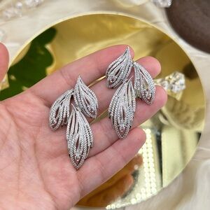 Leaf Crystal Drop Earrings – Elegant Statement Jewelry